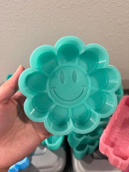 Destash- smiley flower mold (like new- used once)